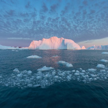 Batı Grönland 'daki Disko Körfezi' nde farklı şekillerde devasa buzdağları var. Kaynağı Jakobshavn buzulu. Bu küresel ısınma olgusunun ve buzların erimesinin bir sonucudur. 