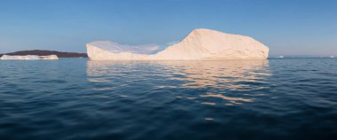 Batı Grönland 'daki Disko Körfezi' nde farklı şekillerde devasa buzdağları var. Kaynağı Jakobshavn buzulu. Bu küresel ısınma olgusunun ve buzların erimesinin bir sonucudur. 