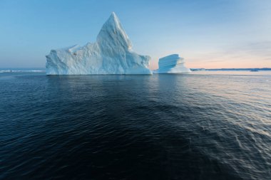 Batı Grönland 'daki Disko Körfezi' nde farklı şekillerde devasa buzdağları var. Kaynağı Jakobshavn buzulu. Bu küresel ısınma olgusunun ve buzların erimesinin bir sonucudur. 