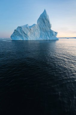 Batı Grönland 'daki Disko Körfezi' nde farklı şekillerde devasa buzdağları var. Kaynağı Jakobshavn buzulu. Bu küresel ısınma olgusunun ve buzların erimesinin bir sonucudur. 