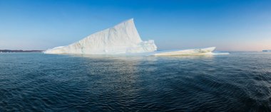 Batı Grönland 'daki Disko Körfezi' nde farklı şekillerde devasa buzdağları var. Kaynağı Jakobshavn buzulu. Bu küresel ısınma olgusunun ve buzların erimesinin bir sonucudur. 