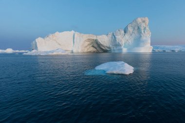 Batı Grönland 'daki Disko Körfezi' nde farklı şekillerde devasa buzdağları var. Kaynağı Jakobshavn buzulu. Bu küresel ısınma olgusunun ve buzların erimesinin bir sonucudur. 