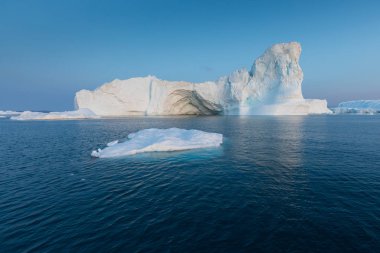 Batı Grönland 'daki Disko Körfezi' nde farklı şekillerde devasa buzdağları var. Kaynağı Jakobshavn buzulu. Bu küresel ısınma olgusunun ve buzların erimesinin bir sonucudur. 
