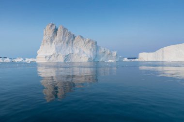 Batı Grönland 'daki Disko Körfezi' nde farklı şekillerde devasa buzdağları var. Kaynağı Jakobshavn buzulu. Bu küresel ısınma olgusunun ve buzların erimesinin bir sonucudur. 
