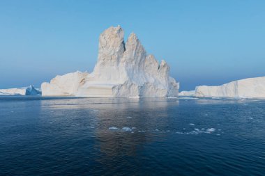 Batı Grönland 'daki Disko Körfezi' nde farklı şekillerde devasa buzdağları var. Kaynağı Jakobshavn buzulu. Bu küresel ısınma olgusunun ve buzların erimesinin bir sonucudur. 