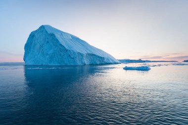 Batı Grönland 'daki Disko Körfezi' nde farklı şekillerde devasa buzdağları var. Kaynağı Jakobshavn buzulu. Bu küresel ısınma olgusunun ve buzların erimesinin bir sonucudur. 