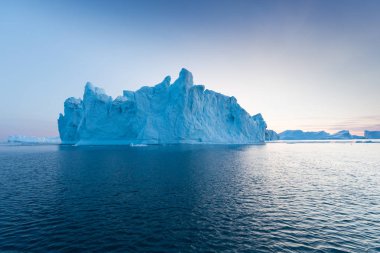 Batı Grönland 'daki Disko Körfezi' nde farklı şekillerde devasa buzdağları var. Kaynağı Jakobshavn buzulu. Bu küresel ısınma olgusunun ve buzların erimesinin bir sonucudur. 