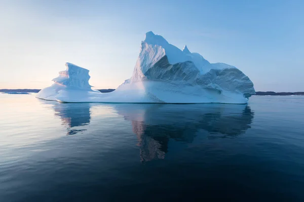 西グリーンランドのディスコ湾には さまざまな形の巨大な氷山があります 彼らの情報源はヤコブスハーン氷河である これは地球温暖化と氷の壊滅的な融解の現象の結果です — ストック写真