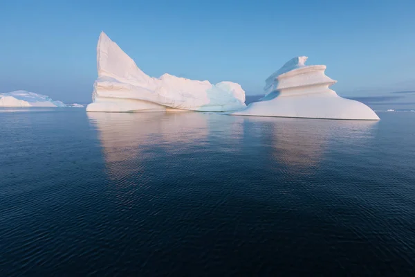 Enormes Icebergs Diferentes Formas Bahía Disko Oeste Groenlandia Origen Por —  Fotos de Stock