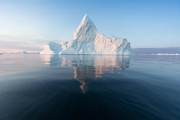西グリーンランドのディスコ湾には さまざまな形の巨大な氷山があります 彼らの情報源はヤコブスハーン氷河である これは地球温暖化と氷の壊滅的な融解の現象の結果です — ストック写真