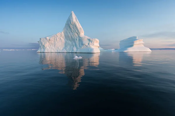 Grandes Icebergs Diferentes Formas Baía Disko Oeste Groenlândia Sua Fonte — Fotografia de Stock