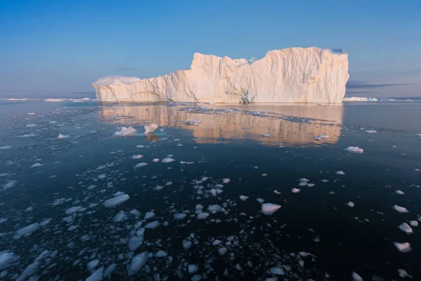 Batı Grönland 'daki Disko Körfezi' nde farklı şekillerde devasa buzdağları var. Kaynağı Jakobshavn buzulu. Bu küresel ısınma olgusunun ve buzların erimesinin bir sonucudur. 