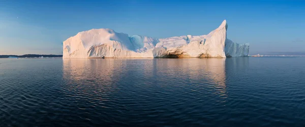 그린란드 서부의 디스코만에 형태의 빙산들 이었습니다 이들의 근원은 자코브 빙하이다 — 스톡 사진