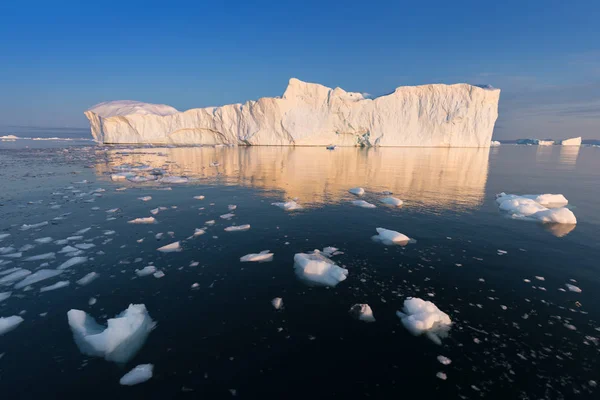 Enormes Icebergs Diferentes Formas Bahía Disko Oeste Groenlandia Origen Por — Foto de Stock