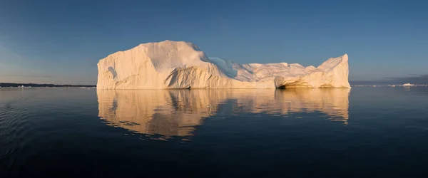 Batı Grönland Daki Disko Körfezi Nde Farklı Şekillerde Devasa Buzdağları — Stok fotoğraf