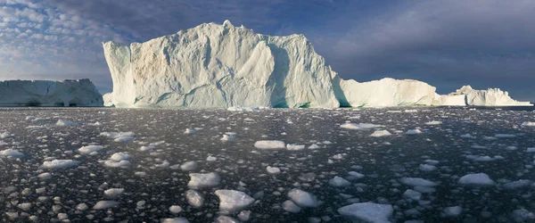 Огромные Айсберги Различных Форм Заливе Диско Западная Гренландия Источник Находится — стоковое фото