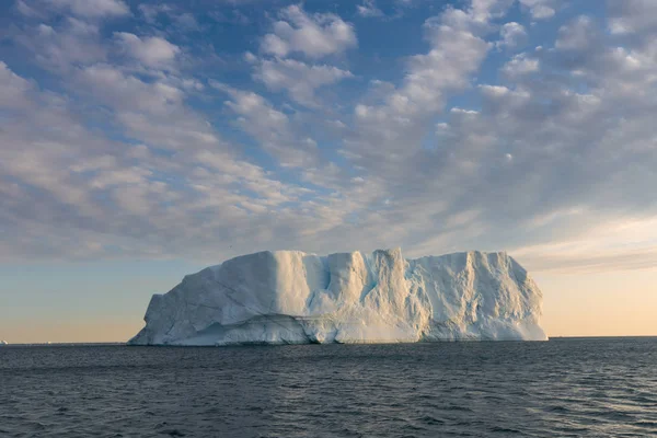 Grandes Icebergs Diferentes Formas Baía Disko Oeste Groenlândia Sua Fonte — Fotografia de Stock