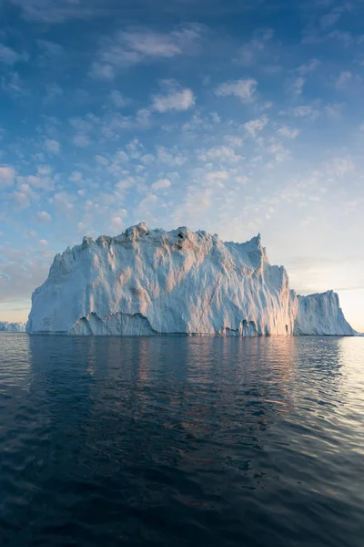 Batı Grönland Daki Disko Körfezi Nde Farklı Şekillerde Devasa Buzdağları — Stok fotoğraf