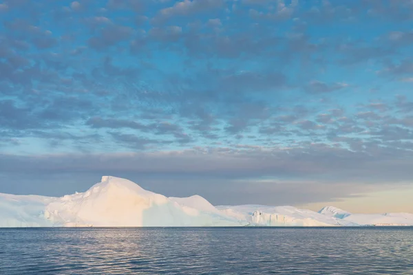 Grandes Icebergs Diferentes Formas Baía Disko Oeste Groenlândia Sua Fonte — Fotografia de Stock