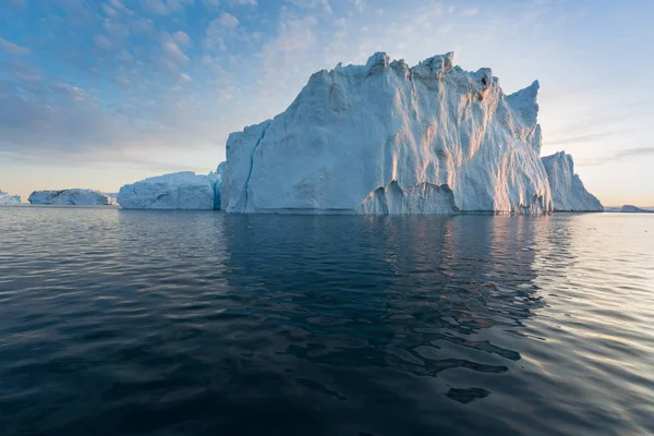 西格陵兰岛迪斯科湾的巨大冰山形式各异 它们的源头是雅库布沙温冰川 这是全球变暖和冰的灾难性融化现象的后果 — 图库照片