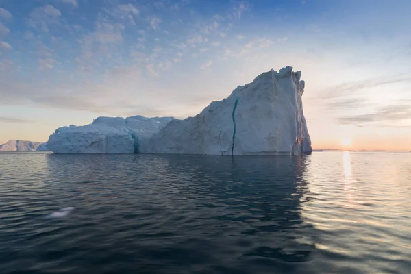 Hatalmas Jéghegyek Különböző Formákban Disko Bay Ben Nyugat Grönlandon Forrásuk — Stock Fotó