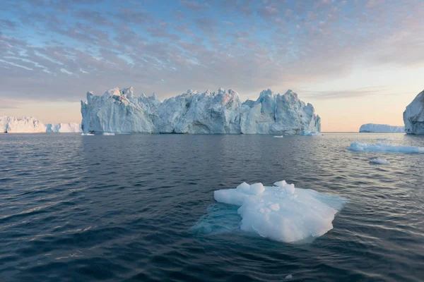 Enormes Icebergs Diferentes Formas Bahía Disko Oeste Groenlandia Origen Por — Foto de Stock