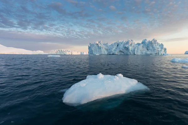 Enormes Icebergs Diferentes Formas Bahía Disko Oeste Groenlandia Origen Por —  Fotos de Stock