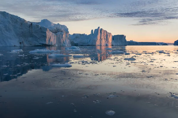 Batı Grönland 'daki Disko Körfezi' nde farklı şekillerde devasa buzdağları var. Kaynağı Jakobshavn buzulu. Bu küresel ısınma olgusunun ve buzların erimesinin bir sonucudur. 