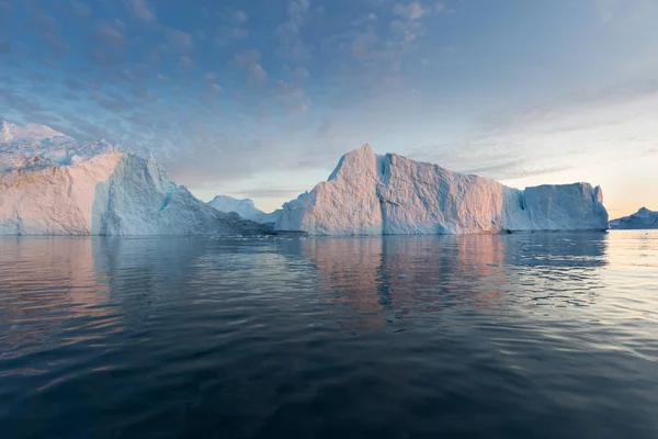 Batı Grönland 'daki Disko Körfezi' nde farklı şekillerde devasa buzdağları var. Kaynağı Jakobshavn buzulu. Bu küresel ısınma olgusunun ve buzların erimesinin bir sonucudur. 