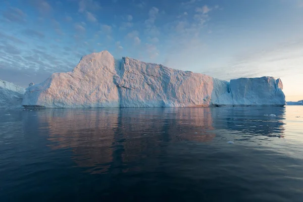 Enormes Icebergs Diferentes Formas Bahía Disko Oeste Groenlandia Origen Por — Foto de Stock