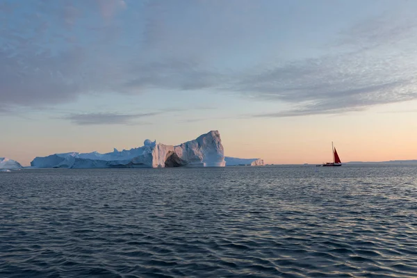 그린란드 서부의 디스코만에 형태의 빙산들 이었습니다 이들의 근원은 자코브 빙하이다 — 스톡 사진