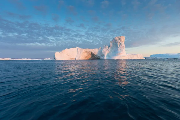 Enormes Icebergs Diferentes Formas Bahía Disko Oeste Groenlandia Origen Por —  Fotos de Stock