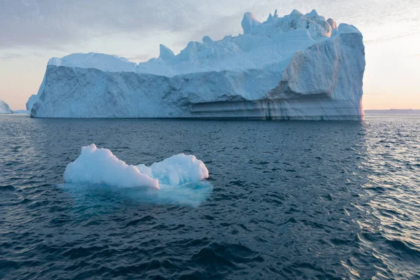 Batı Grönland 'daki Disko Körfezi' nde farklı şekillerde devasa buzdağları var. Kaynağı Jakobshavn buzulu. Bu küresel ısınma olgusunun ve buzların erimesinin bir sonucudur. 