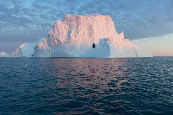Batı Grönland 'daki Disko Körfezi' nde farklı şekillerde devasa buzdağları var. Kaynağı Jakobshavn buzulu. Bu küresel ısınma olgusunun ve buzların erimesinin bir sonucudur. 