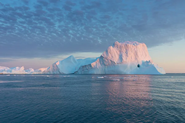 Batı Grönland 'daki Disko Körfezi' nde farklı şekillerde devasa buzdağları var. Kaynağı Jakobshavn buzulu. Bu küresel ısınma olgusunun ve buzların erimesinin bir sonucudur. 