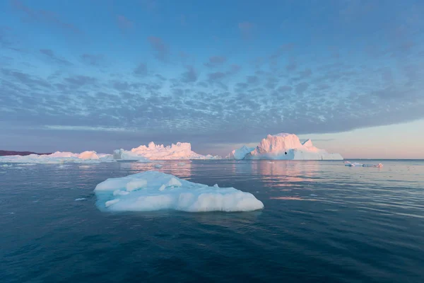 Ogromne Góry Lodowe Różnych Formach Zatoce Disko Zachodniej Grenlandii Ich — Zdjęcie stockowe