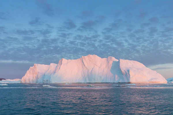 Τεράστια Παγόβουνα Διαφόρων Μορφών Στο Ντίσκο Μπέι Της Δυτικής Γροιλανδίας — Φωτογραφία Αρχείου