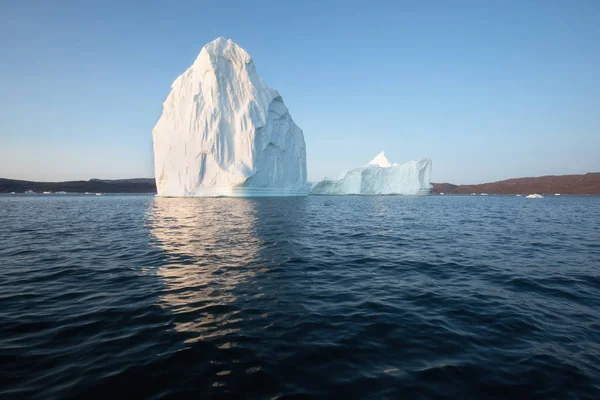 Batı Grönland 'daki Disko Körfezi' nde farklı şekillerde devasa buzdağları var. Kaynağı Jakobshavn buzulu. Bu küresel ısınma olgusunun ve buzların erimesinin bir sonucudur. 