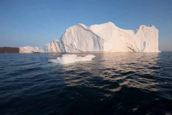 Batı Grönland 'daki Disko Körfezi' nde farklı şekillerde devasa buzdağları var. Kaynağı Jakobshavn buzulu. Bu küresel ısınma olgusunun ve buzların erimesinin bir sonucudur. 