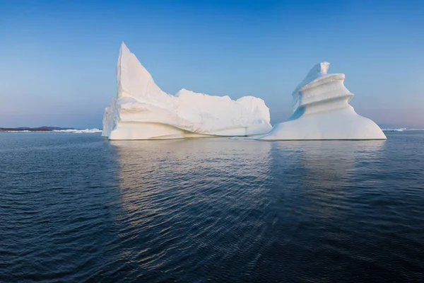 Batı Grönland 'daki Disko Körfezi' nde farklı şekillerde devasa buzdağları var. Kaynağı Jakobshavn buzulu. Bu küresel ısınma olgusunun ve buzların erimesinin bir sonucudur. 
