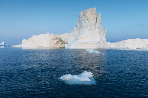 Batı Grönland 'daki Disko Körfezi' nde farklı şekillerde devasa buzdağları var. Kaynağı Jakobshavn buzulu. Bu küresel ısınma olgusunun ve buzların erimesinin bir sonucudur. 