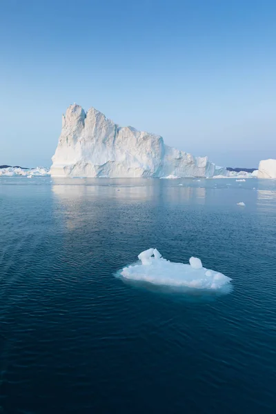 西グリーンランドのディスコ湾には さまざまな形の巨大な氷山があります 彼らの情報源はヤコブスハーン氷河である これは地球温暖化と氷の壊滅的な融解の現象の結果です — ストック写真