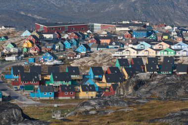 Rodebay, Grönland'ın renkli evleri. Bu yerleşim ilulissat 22.5 km kuzeyinde, doğu Disko Körfezi içine anakara kapalı jutting küçük bir yarımada üzerinde yer almaktadır. Unesco Dünya Mirası