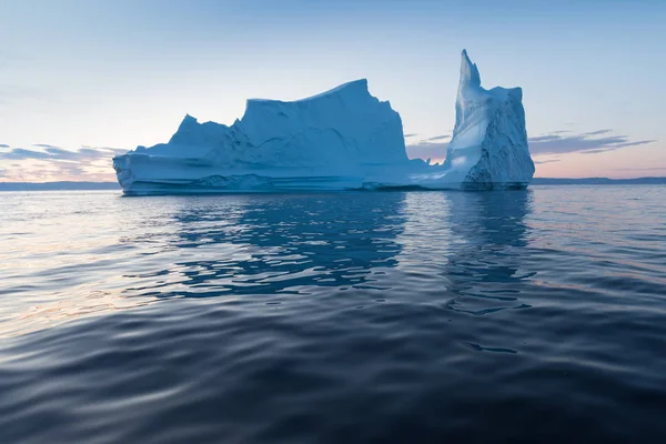 Iceberg Fotogénico Intrincado Bajo Cielo Interesante Azul Durante Puesta Del — Foto de Stock