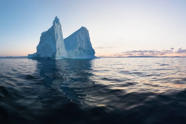 Iceberg Fotogénico Intrincado Bajo Cielo Interesante Azul Durante Puesta Del — Foto de Stock