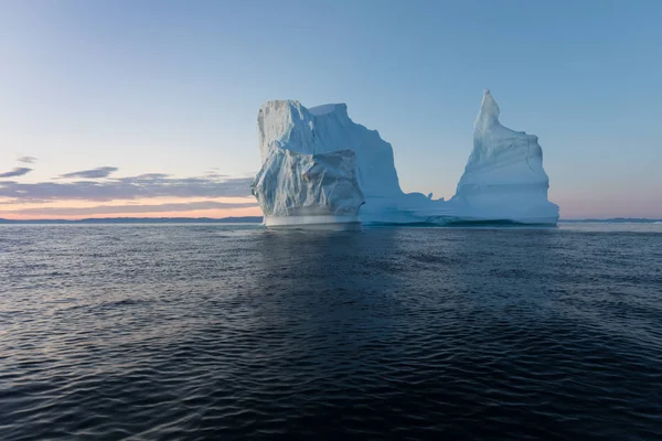 Iceberg Fotogénico Intrincado Bajo Cielo Interesante Azul Durante Puesta Del — Foto de Stock
