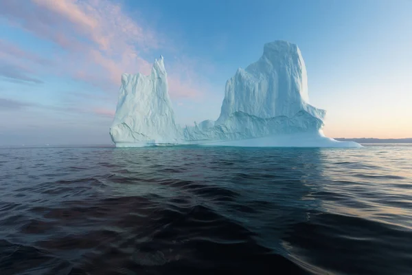 Iceberg Fotogênico Intrincado Sob Céu Interessante Azul Durante Pôr Sol — Fotografia de Stock