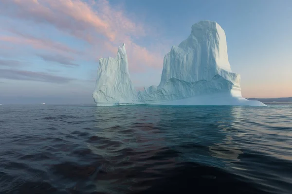 Фотогеничный Сложный Айсберг Интересным Голубым Небом Закате Последствия Глобального Потепления — стоковое фото