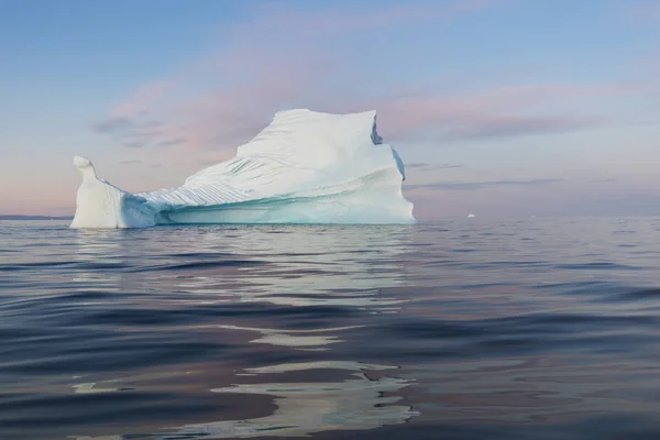 Iceberg Fotogénico Intrincado Bajo Cielo Interesante Azul Durante Puesta Del —  Fotos de Stock