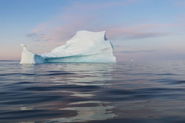 Fotogener Und Komplexer Eisberg Unter Einem Interessanten Und Blauen Himmel — Stockfoto